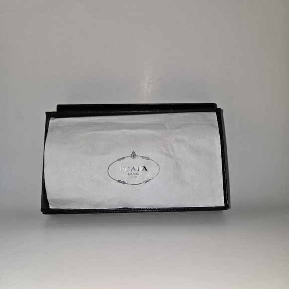 Prada Box, Paper, Wallet, and authentication card - Picture 9 of 12